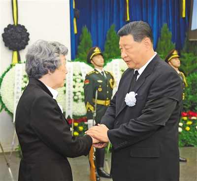 【人民日报】吴邦国同志遗体在京火化 习近平赵乐际王沪宁蔡奇丁薛祥李希韩正等到八宝山革命公墓送别。胡锦涛送花圈表示哀悼 吴邦国同志病重期间和逝世后，习近平李强赵乐际王沪宁蔡奇丁薛祥李希韩正胡锦涛等同志，前往医院看望或通过各种形式对吴邦国同志逝世表示沉痛哀悼并向其亲属表示深切慰问