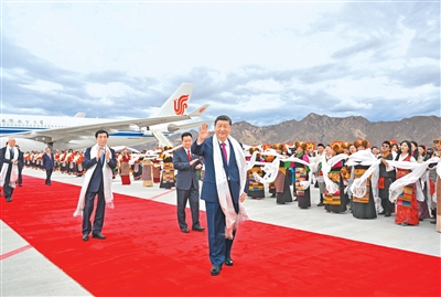 【人民日报】率中央代表团出席西藏自治区成立60周年庆祝活动  习近平抵达拉萨  王沪宁蔡奇同机抵达
