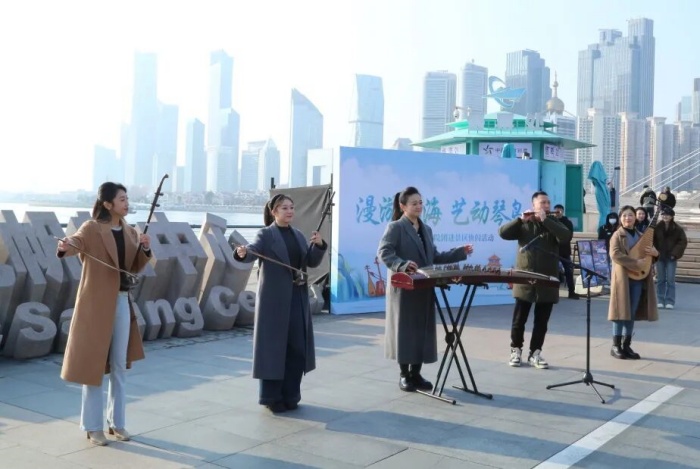 繁花树下遇国乐  中山公园赴春约  ——“漫游山海·艺动青岛 ”青岛市歌舞剧院进景区快闪活动